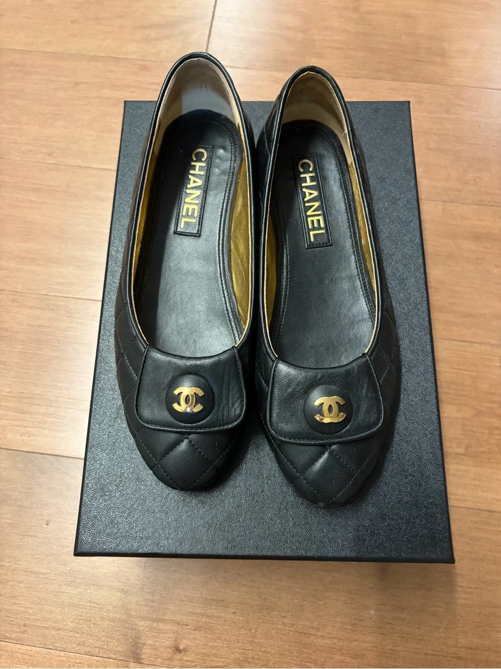 CHANEL Black Quilted Leather Ballet Flats with Gold CC Plaque
